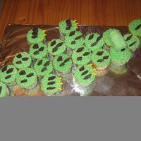 Alligator Cupcakes Bony plates: is made of chocolate cookies cut in triangle shapes . Eyes: made of 2 marshmallows and cover with butter cream and brown M&amp...