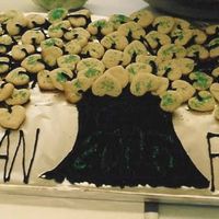 Family Tree Used chocolate icing to make the trunk and the stems. Added the small sugar cookie hearts with green sprinkles upside down for the leaves....