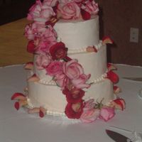 Round Cake With Real Red/pink Roses Round yellow cake with real red/pink roses