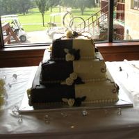020.jpg here is my second wedding cake. Sorry the picture is so bad