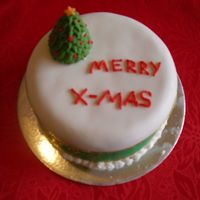 Mini Christmas Cake -Christmas Tree A mini Christmas cake with modeling and piping.