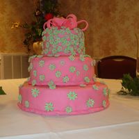 Jaimies Wedding Pink fondant with green daisies