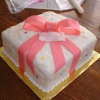 Pasatel De Fondant En Forma De Caja De Regalo Pastel cubierto de fondant, con decoraciones de fondant y el borde de buttercream... es igual al del tercer curso deWilton, pero este lo...