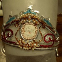 Cricut Tiara Elegant cake cartridge borders to make a tiara.Cameo mold from Marzipandoll...We called it "Sisters" since is two in the cameo....