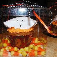 Fondant Ghost Halloween Cupcake I cut out circle of fondant, and draped them on a large marshmallow overnight to dry. Then drew face on with edible marker. Remove from...