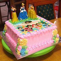Disney Princesses With Edible Picture When you're running out of idea...you make pretty borders and rosettes!Butter cream, edible picture and toys.