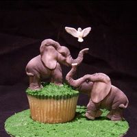Elephant Cupcake By Sandra_Socake The elephants and the bird are made of fondant.