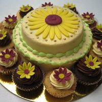 Sunflowers Made for a friend. Vanilla and chocolate cupcakes and Vanilla Cake.