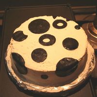 A Thank You Polka Dot Cake For My (Male) Coworkers WIth a lot of inspiring ideas from ccmembers - the cake finally turned out to be a polka dot cake. If you think the icing looks nice - that...