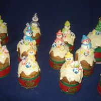 Mini Panetones Here, in Brazil is very common to eat panetones in Christmas eve and morning. I made these mini panetones covered with white chocolate,...