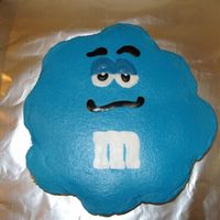 M&m Cupcake Cake 11 cupcakes, put into a circle (somewhat of a circle!) and frosted with buttercream. The facial features and M are chocolate transfers.