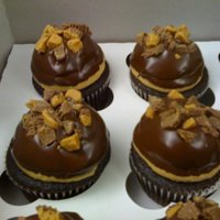 Peanut Butter Cup Cupcakes Chocolate cake with peanut butter mousse filling, topped with peanut butter buttercream, chocolate ganache and crushed peanut butter cups (...