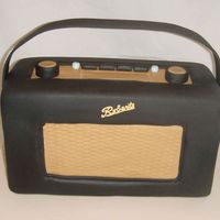 Roberts Radio Roberts radio. Sponge with sugarpaste. Handle is flowerpaste. Found this cake technically very difficult - but I am pleased with the result...