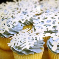 Snowflake Cupcakes buttercream swirl with candy melt snowflake