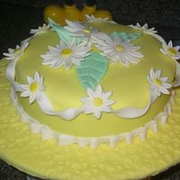 Daisy Cake I made this cake in my last class of Wilton's fondant and gumpaste