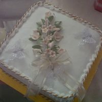 Cake Para Despedidad De Soltera O Quiceanera. CAKE CUADRADO 12, COLOR BLANCO CON PEACH, MONTAJE DE FLORES EN PASTILLAJE.