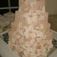 Bizcocho De Boda, Color Peach Con Detalles Ivory. BIZCOCHO DE BODA , EN COLOR PEACH, DETALLES EN IVORIY FLORES TIGGER LILY, COLOR IVORY MATIZADAS CON DUST PEACH.