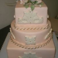 Bizcocho De La Graduacion Carmen Concepcion BIZCOCHO CUADRADO REDONDO, COLOR PEACH, CON DETALLES EN IVORY, CON FLORES DE PASTILLAJE ROSAS Y CAPULLOS,APROPIADO,PARA UNA BODA O...