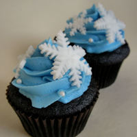 Snowflake Cupcakes Chocolate cupcakes with vanilla buttercream (sprayed with lustre dust) and fondant snowflakes.