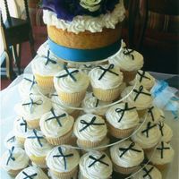 Wedding Cake This cupcake tree had vanilla cupcakes with frosting and a vanilla buttercake on top with fresh flowers.