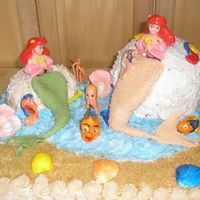 Ariel doble cumpleanos de 2 de mis nietas, los adornos son hechos en gumpaste y las cabezas son 2 munecas que compre en disney estanenterradas...