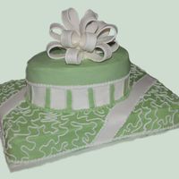 Presents My first attempt at a gumpaste bow and a present cake.