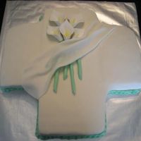 First Comunion Cross MMF,calla lillies in gumpaste and fondant,cake was marble(chocolate and vanilla)filling with whip cream and strawberries,thx for watch!