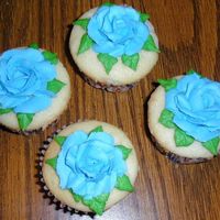 Tabby's Cupcakes Cupcakes to match the mini-tier cake made for my cousin's daughter, Tabitha. WASC and buttercream.