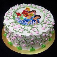 Princesses vanilla & strawberry spongecake with buttercream deco & edible image on sugar paper