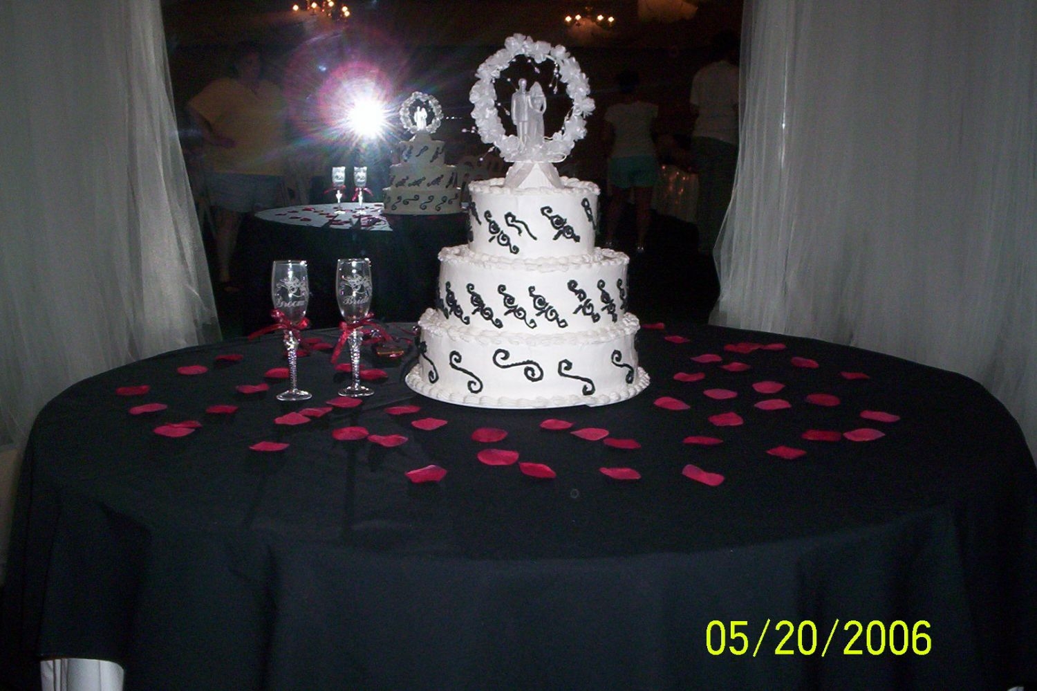 Black & White Cake This cake feeds 110 people - 14,12 & 8 rd.