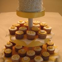 Daisies not a wedding cake (was actually for a first communion party), but this was the most appropiate folder i could put this into. vanilla...