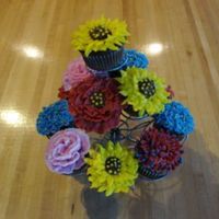 Flower Cupcakes I bought the Whimsical Bakehouse's Little Cakes book and wanted to try out the flowers.