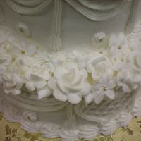 100_0019.jpg A close up of the buttercream flowers