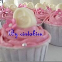 Pink Love With white chocolate topper. Thanks for viewing!