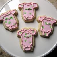 Baby Shower Onesie Flower Detail Green Pink no fail cookies with mmf base and royal outline. flower / leaves done in fondant with dragees for the center and buttons.