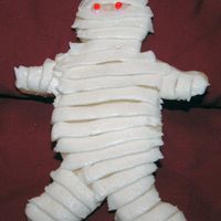 Mummies!! Didn't have time to do them for Hallowe'en, but still wanted to try them ... so here they are!