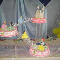 Disney Princess Bizcocho decorado con las Princesas, los bizcochos son de vainilla y chocolate, las mu&ntilde;ecas son hechas aca, dibujadas y pintadas...