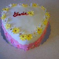 Daisy Cake Cake made of fondant and buttercream, with pastrycream filling and fondant daisies.