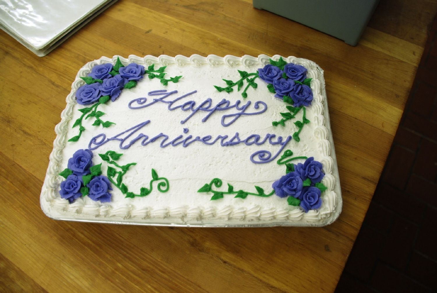 Anniversary Here is an Anniversary cake from this weekend. I used regular buttercream for the frosting and roses.