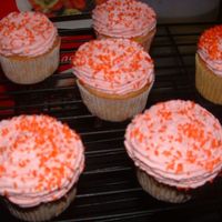 Peaches And Cream Cupcakes With Raspberry Bettercreme Just a hint of peach with a creamy taste using Jello and Pudding mixes. Finished off with raspberry flavored bettercreme.