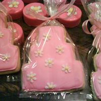 Wrappedcookieflower.jpg cookie cake, all royal icing for decorating. i made it for dd friends bday. TFL! :-p