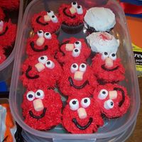 Elmo Cupcakes Fur/grass tip for Elmo's fur, mini marshmallows for eyes and nose, black frosting for pupils and mouths. Used almost a full container...