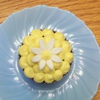 Daisy Cupcake Chocolate cupcake, white chocolate buttercream icing and fondant daisy
