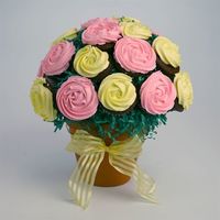 Cupcake Bouquet wow. this was a lot harder than I thought. The first batch of cupcakes I made wouldn't stay on. But I read a lot of threads onCC and...