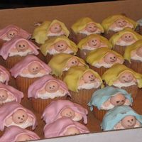 Baby Shower Cupcakes fondant baby and blankets