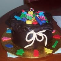 Edible Chocolate Bag A dome cake, covered in buttercream, then overlayed with choc fondant and fondant decorations. A fun cake for Christmas!