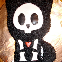 Skelanimals "kit The Kat" I made this cake for my niece whose birthday happens to be on Halloween. The decoration is a combination of buttercreme icing and MMF.