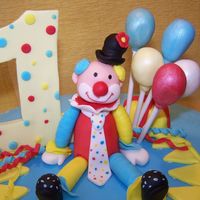 Clown Hand molded clown (fondant+gumtex) for Nicholas' first birthday cake. A lot of fun!!