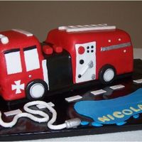 Nicolas' Birthday Cake Firetruck is covered with fondant. All details are fondant+gumtex.