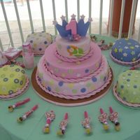 Bizcocho_Isis_Camila.jpg I traveled to Puerto Rico to bake and decorate this cake. I want to thanks milliegonza for the idea of the cake. i really enjoy a lot...